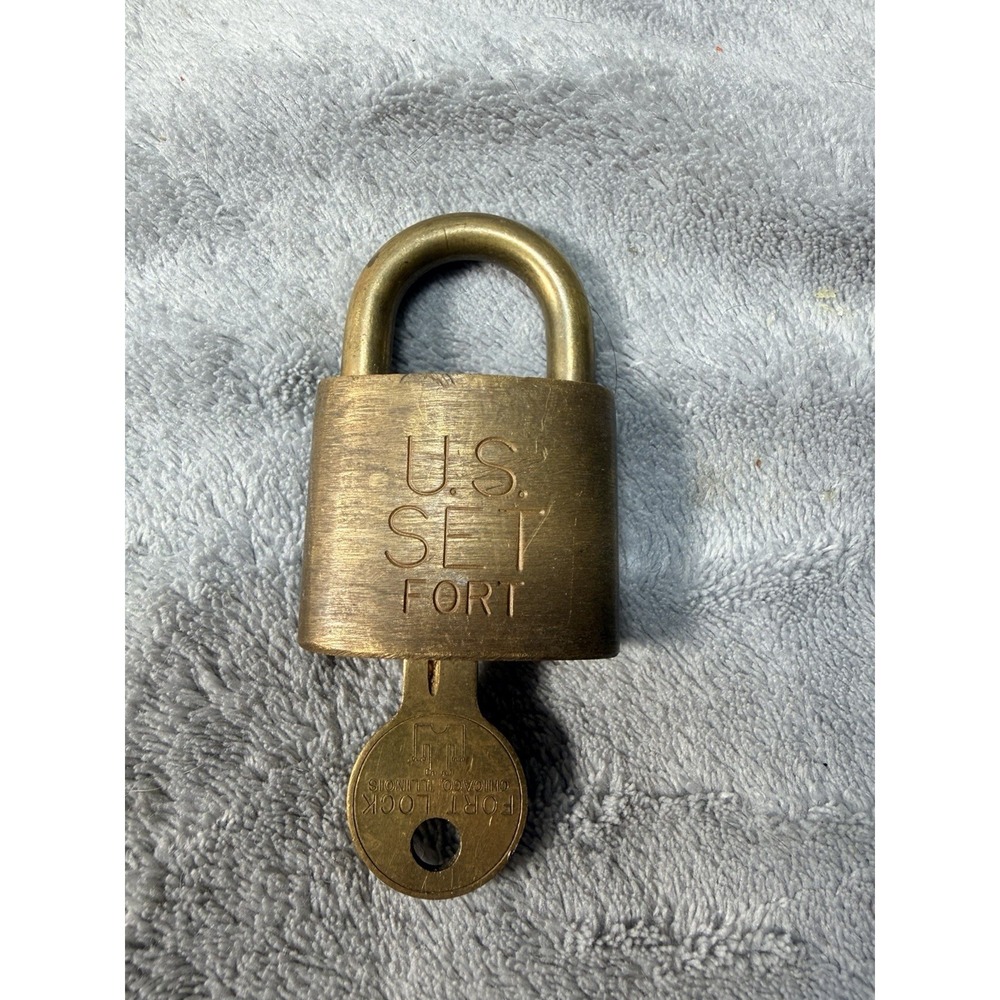 ORIGINAL VINTAGE U.S. FORT HEAVY DUTY BRASS PADLOCK  CHICAGO USA